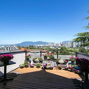 Stunning Skyline Views From A Cozy Apartment Vancouver