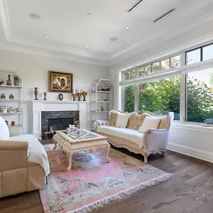 Elegant Spacious Retreat Modern Amenitie Holiday home Vancouver